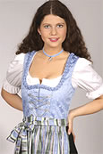 Dirndl in Hellblau mit gestreifter Schürze
