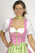Rosa Dirndl mit grüner Schürze